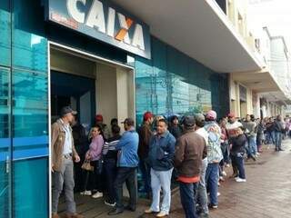 Trabalhadores fazem fila na porta de agência da Caixa em Campo Grande em dia de saque extra do FGTS. (Foto: Arquivo)
