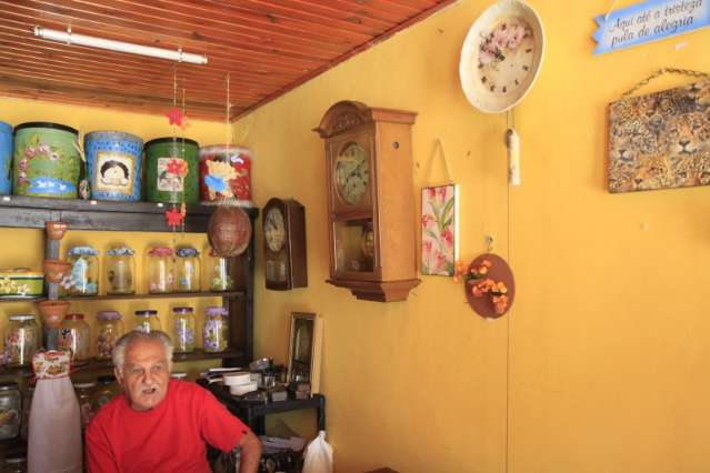 Sem atrasos ou adiantamentos, relojoeiro mais antigo da cidade completa 86 anos