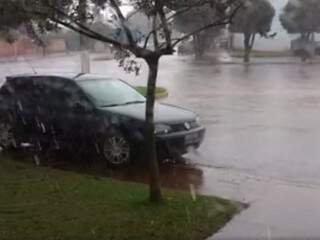Choveu forte ontem em cidades de MS, (Foto: Direto das Ruas)