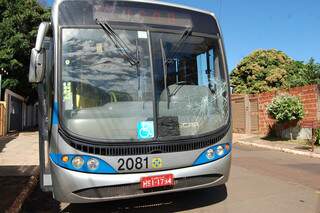 Vidro do ônibus ficou trincado. (Foto: Simão Nogueira)