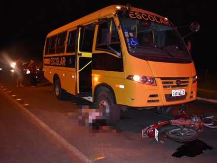 Casal morre após colidir moto em picape e ônibus em avenida 