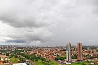 Nuvens se avolumam no céu de Campo Grande. Previsão de chuva neste sábado. (Foto: Marcos Ermínio)