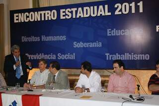 Governador discursa observado pelo ministro Carlos Lupi, com Dagoberto ao centro. (Foto: Divulgação)