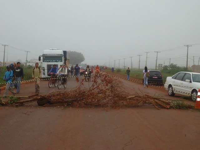 Moradores bloqueiam rodovia em protesto por seguran&ccedil;a na pista