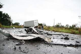 Destroços de veículo ficaram no meio da estrada (Foto: Marcos Ermínio)