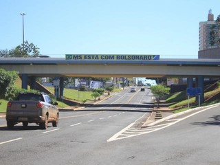 Faixa alusiva ao protesto e em apoio ao Governo Bolsonaro foi fixada em viaduto sobre a Rua Ceará. (Foto: Marina Pacheco)