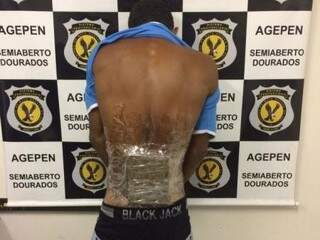 Detento flagrado com droga amarrada no corpo solta algema e tenta fugir Detento flagrado com droga amarrada no corpo solta algema e tenta fugir