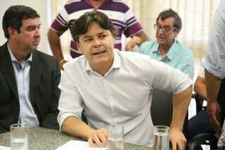 Prefeito de Corumbá, Paulo Duarte, durante solenidade na governadoria (Foto: Fernando Antunes)