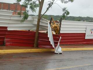 Tapume que cerca obra na avenida Mato Grosso também caiu. (Foto: Fabiano Arruda)