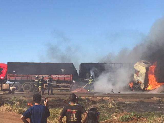 Caminhoneiro pode ter dormido ao volante antes de causar engavetamento na BR-163