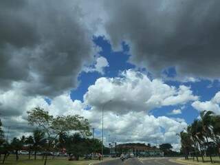 Nuvens carregadas anunciam chuva para as próximas horas em Campo Grande (Foto: Kísie Ainoã)