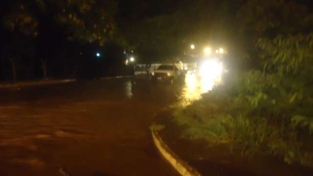 C&oacute;rregos transbordam e &aacute;gua invade casas e carros na Capital