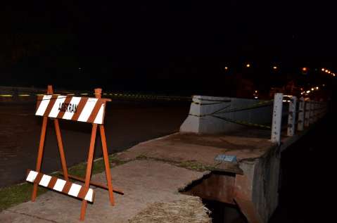 Parte de ponte desmorona e Agetran interdita cruzamento no Aero Rancho