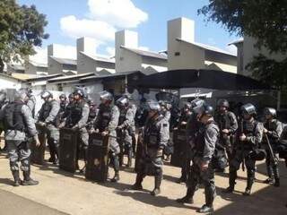 Policiais do Choque foram ao local auxiliar na transferência de detentos (Foto: Arquivo)