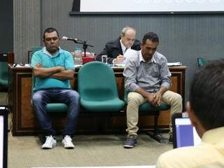 Réus durante julgamento (Foto: Henrique Kawaminami)