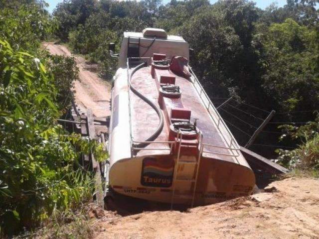 Ponte cede e caminh&atilde;o tanque fica pendurado por 2 dias sobre rio 