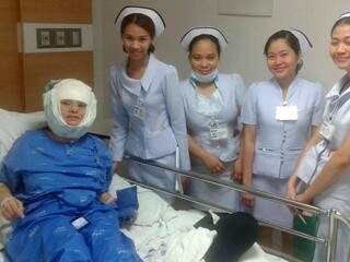 No hospital, já operada, Nadir posa com a equipe de enfermagem. 