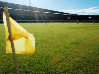 No lugar das bandeiras de escanteio, foram improvisadas sacolas plásticas (Foto: Nyelder Rodrigues/MS Esporte Clube)