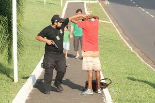 Policial aborda adolescente na Afonso Pena. (Foto: Marcos Ermínio)