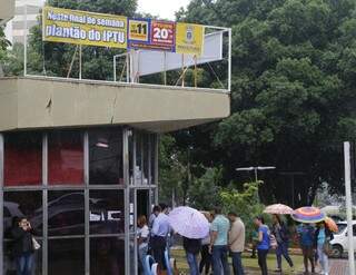 Com central lotada, contribuintes enfrentam fila e chuva para pagar IPTU. (Foto: Gerson Walber)