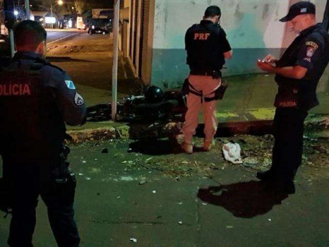 Jovem de 19 anos morre ap&oacute;s colis&atilde;o entre moto e carreta na madrugada