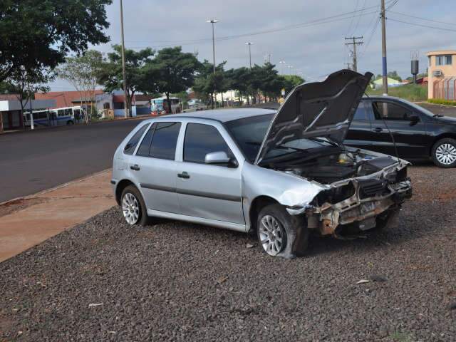  Jovem fica ferido ap&oacute;s bater carro em alambrado na Marechal Deodoro