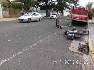 A própria empresa que uma das vítimas trabalha tirou fotos do primeiro acidente, que mostram como ficou a moto de Tiago. 