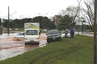 Carros parados na Via Parqe. (Foto: Fernando Antunes)