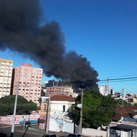 Corpo de Bombeiros atende inc&ecirc;ndio na loja do Planeta Real no centro