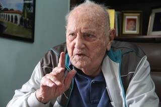 Renato está com 99 anos e apesar dos sinais de esquecimento, parece ter saúde de menino. (Foto: Marcos Ermínio)