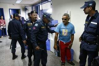 Policiais militares revistam homem que tentou entrar com uma faca na Câmara (Foto: Cleber Gellio)