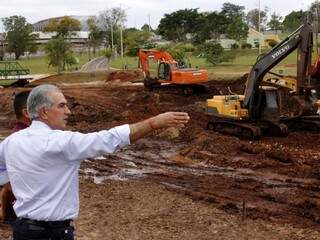 Governador Reinaldo Azambuja (PSDB), durante visita a obra do lago do Parque das Nações Indígenas (Foto: Chico Ribeiro - Governo MS)