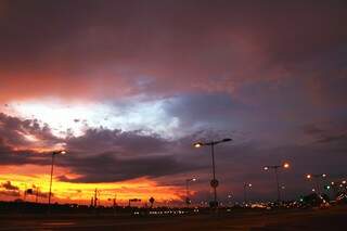 O dia amanheceu parcialmente nublado em Campo Grande (Foto: Marcos Ermínio)