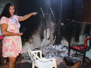 Claudineia mostra como ficou a sala do terreiro após o incêndio (Foto Marcos Ermínio)