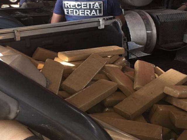 Receita encontra meia tonelada de maconha em taques de carreta com milho