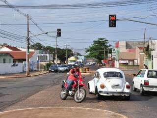Motoristas aprovam semáforo, mas cobram a sinalização vertical e horizontal no cruzamento. (Foto: João Garrigó)