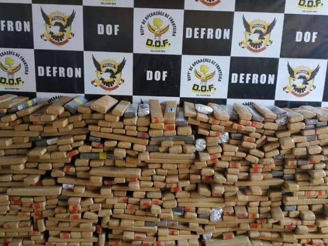 DOF apreende ve&iacute;culo abandonado com quase 1 tonelada de maconha em canavial 