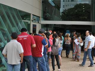 Fila na Central de Atendimento ao Cidadão ficou maior nesta segunda por causa do vencimento do IPTU (Foto: Marlon Ganassin)