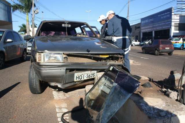 Carro bate em canteiro e quatro ficam feridos na avenida Zahran 