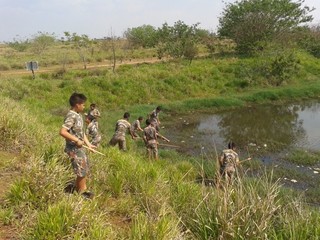 Crianças do Projeto Florestinha fizeram a limpeza de três lagoas de parque na semana passada. (Foto: PMA)