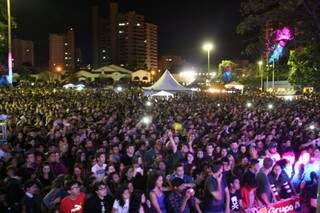 Público de 12 mil pessoas lotou praça no centro da Capital. (Foto: Marcos Ermínio)
