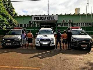 Rapaz de 18 anos e adolescentes foram entregues à Polícia Civil de Eldorado. (Foto: DOF/Divulgação)