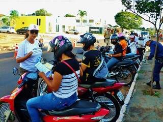 Abordagem na manhã desta segunda-feira orientou 241 motociclistas. (Foto:Divulgação)