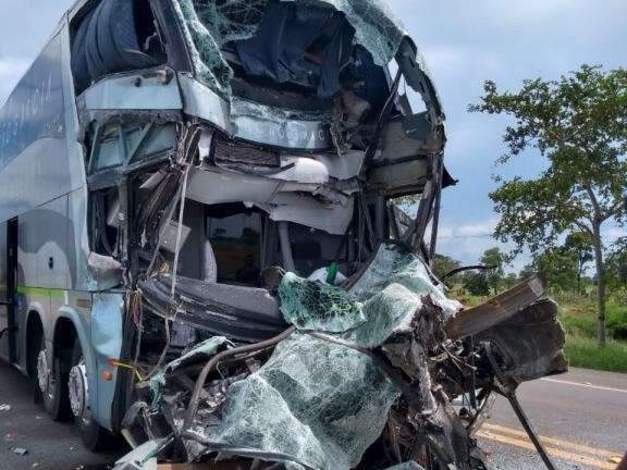 Identificado motorista que morreu em acidente entre ônibus e bitrem