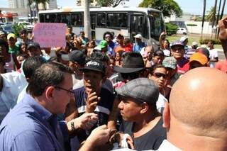 Grupo conversa com representantes da Prefeitura sobre manifestação (Foto: Marcos Ermínio)