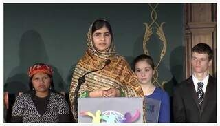 Jojara (com cocar vermelho) em evento de premiação de Malala. (Foto: World&#039;s Children&#039;s Prize)
