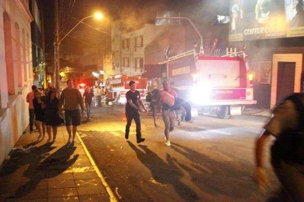 Bombeiros atualizam para 245 n&uacute;mero de mortos em boate de Santa Maria