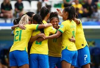 Meninas da seleção brasileira comemoram gol contra Austrália, na quinta-feira. (Foto: Reuters)