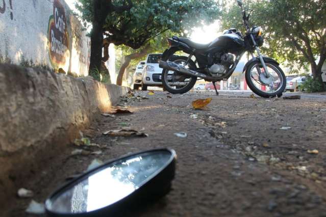 Mulher invade pista contr&aacute;ria e atinge motociclista no Bairro Amamba&iacute;