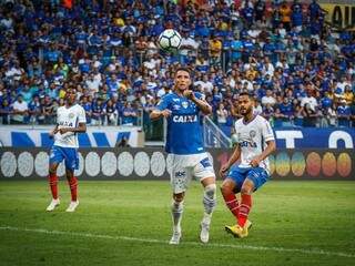 Jogadores fotografados durante disputa de bola (Foto: Vinnicius Silva / Cruzeiro)